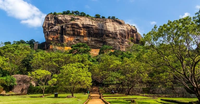 Nine Arch Bridge in Ella surrounded by lush green mountains