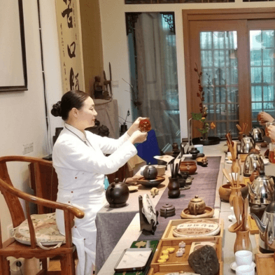 Private tea tasting ceremony with a Yunnan tea master featuring rare Pu'er teas